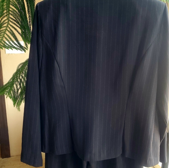 R & K Original Petite 10P Pink Pinstriped Pantsuit - Picture 3 of 4